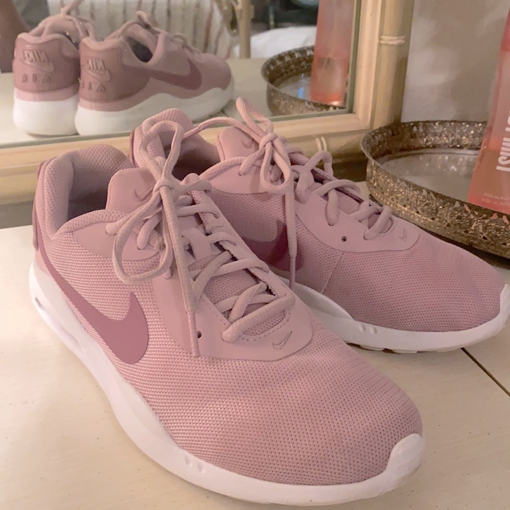 Nike Air tennis shoes